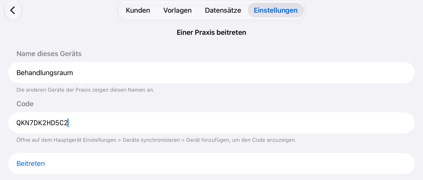 „Einer Praxis beitreten“ auf dem zweiten iPad, mit Gerätename und eingetipptem Code