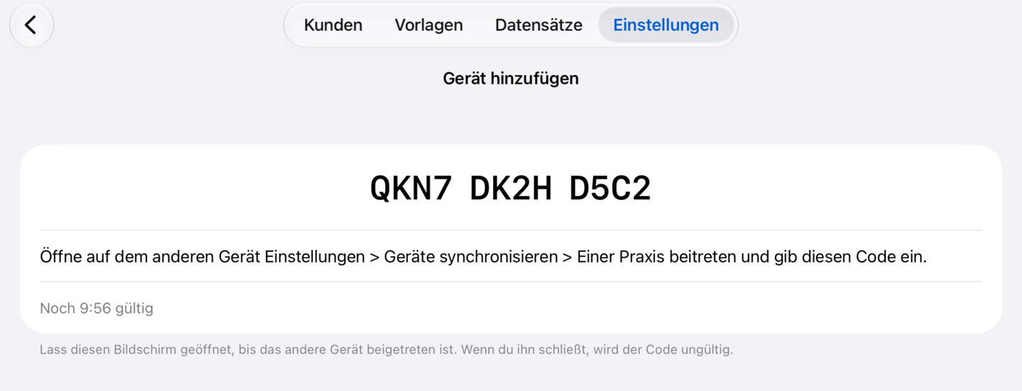 Das Hauptgerät zeigt einen Code in drei Vierergruppen und wie lange er noch gilt