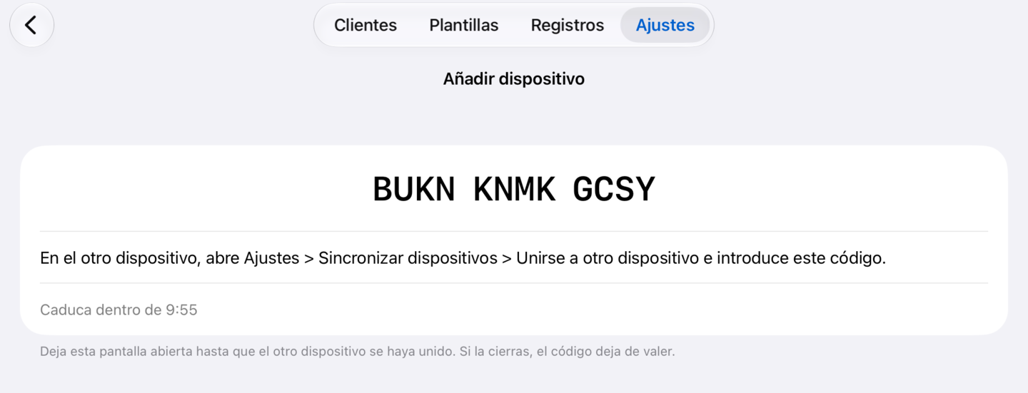 El dispositivo principal muestra un código en tres grupos de cuatro y el tiempo que le queda