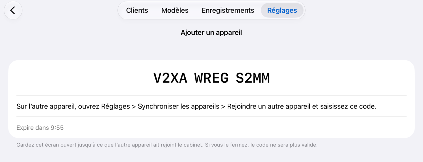 L'appareil principal affichant un code en trois groupes de quatre, avec le temps restant